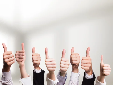 Ein Bild auf welchem die Mitarbeiter ihre Daumen hoch zeigen